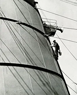 RMS Queen Mary, painting Cunard colours on funnel