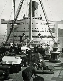 Greenock Prints: RMS Queen Mary reaches open anchorage off Greenock