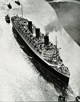 Ripples Prints: RMS Queen Mary with seven tugs, River Clyde