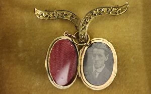 Stamped Collection: RMS Titanic - Maria Robinson's locket and brooch