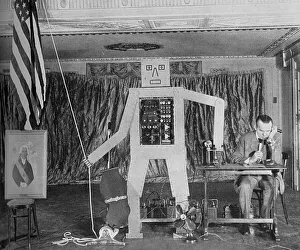 Images Dated 16th May 2018: Robot, 1928 - A Mechanical Man who may do work of tomorrow