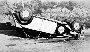 Images Dated 5th April 2004: Rolls Royce car accident