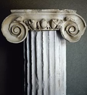 Pergamon Gallery: Roman art. Turkey. Ionic capital. Characterized by the use o