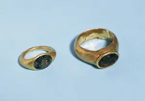 Ornamental Prints: Roman rings. Gold, malachite and emerald. From Empuries. Cat
