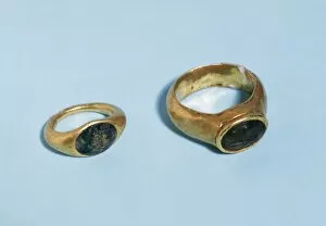 Ampurias Gallery: Roman rings. Gold, malachite and emerald. From Empuries. Cat