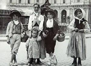 Cobble Stones Prints: Romany children selling flowers, Dublin, Ireland