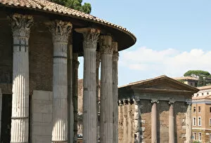 Images Dated 9th August 2005: Rome. Circular Temple of Hercules Victor and Temple of the V
