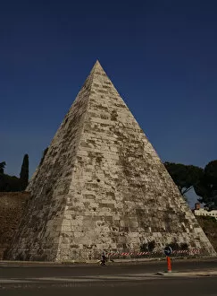 Images Dated 5th April 2009: Rome. Pyramid of Cestius