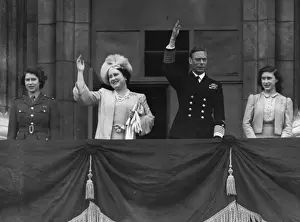 Waving Prints: Royal Family on the balcony of Buckingham Palace, 1945