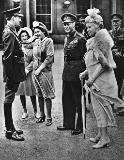 Royal family presented with horses by Queen Wilhelmina