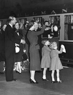 Images Dated 19th September 2011: Royal Family wave off Queen Mother at Waterloo