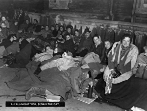 Images Dated 11th January 2012: Royal Wedding 1947 - all night vigil