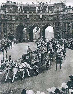 Royal Wedding Queen Elizabeth II Gallery: Royal Wedding 1947 - bridal procession