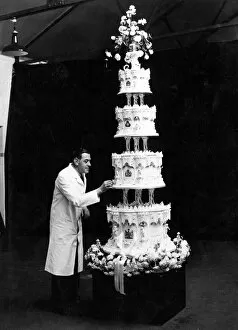 Images Dated 16th May 2011: Royal Wedding 1947 - the cake
