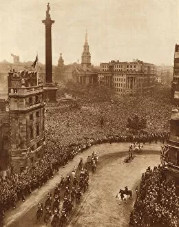 Images Dated 26th January 2011: Royal Wedding 1947 - crowd in Trafalgar Square
