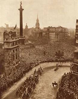 Royal Wedding Queen Elizabeth II Gallery: Royal Wedding 1947 - crowd in Trafalgar Square