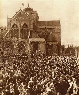 Royal Wedding Crowds Collection: Royal Wedding 1947 - crowds at Romsey