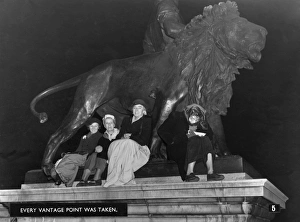 Images Dated 11th January 2012: Royal Wedding 1947 - an excellent vantage point