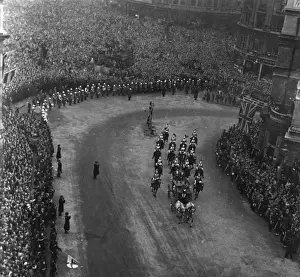 Royal Wedding 1947 - Glass Coach turns into Mall
