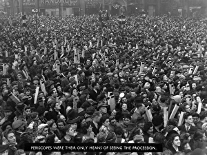 Images Dated 11th January 2012: Royal Wedding 1947 - Using periscopes