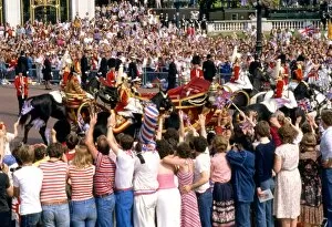 Royal Wedding Crowds Collection: Royal Wedding 1981