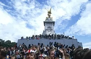 Royal Wedding Crowds Collection: Royal Wedding 1986 - crowds outside Buckingham Palace