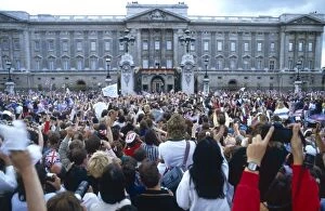 Royal Wedding Prince Andrew and Sarah Gallery: Royal Wedding 1986 - crowds outside Buckingham Palace
