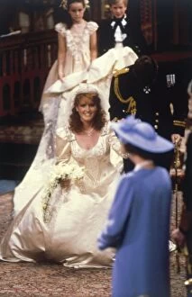 Images Dated 1st February 2011: Royal Wedding 1986 - Fergie curtseys to the Queen