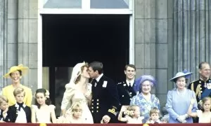 Royal Wedding Prince Andrew and Sarah Collection: Royal Wedding 1986 - Kiss on the balcony