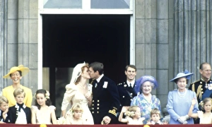 Images Dated 1st February 2011: Royal Wedding 1986 - Kiss on the balcony