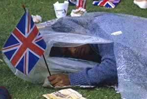 Royal Wedding Crowds Collection: Royal Wedding 1986 - sleeping spectator