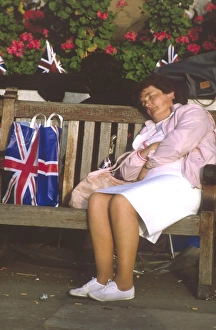 Royal Wedding Crowds Collection: Royal wedding 1986 - sleeping spectator
