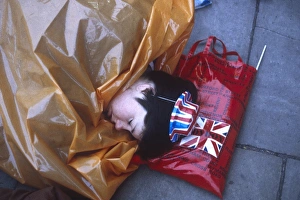 Royal Wedding Crowds Collection: Royal Wedding 1986 - sleeping spectator