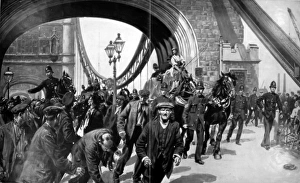 Images Dated 31st March 2004: Running the blockade