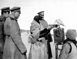 Images Dated 2nd January 2005: Russian soldiers seeking to know the future: A Gispys parakeet telling the mens fortunes at