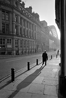Contre Collection: Sandhill, Newcastle on Tyne. The Tyne Bridge is in the backg