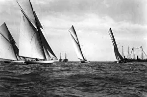 Images Dated 3rd February 2012: Scene at the Cowes Yacht Race, Isle of Wight