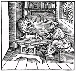 Images Dated 10th September 2018: SCHOLAR READING JOURNAL
