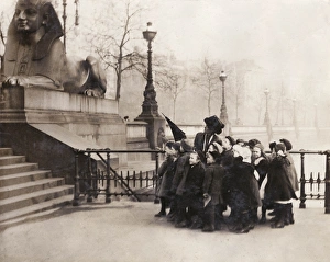 Cleopatras Collection: Schoolchildren at Cleopatras Needle, London