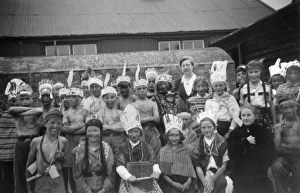 Images Dated 3rd April 2012: Schoolchildren dressed as Red Indians, Walton, Essex