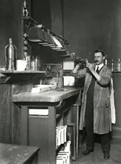 Images Dated 17th February 2011: Scientist in Metropolitan Police laboratory