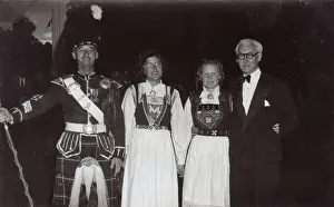 Scotsmen Prints: Scotsman in dress uniform with two girls and a man