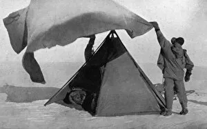 Images Dated 7th September 2011: Scott Polar Expedition 1910 - 1912 - pitching tent