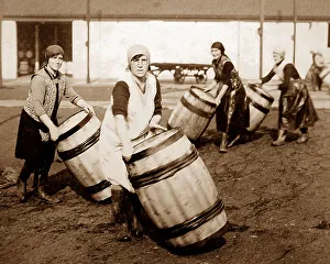 Scottish fisher girls (herring gutters and packers)