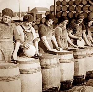 Scottish fisher girls (herring gutters and packers)