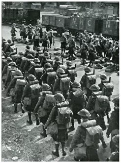 Kilts Collection: Scottish soldiers preparing to journey to France, Sept 1939