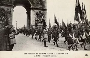 Regiment Collection: Scottish troops take part in Victory parade in Paris - WWI