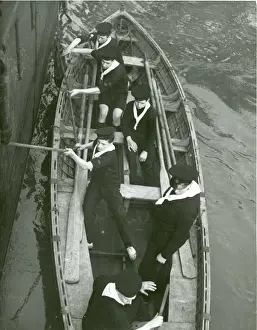 Sea Scouts alongside RSS Discovery