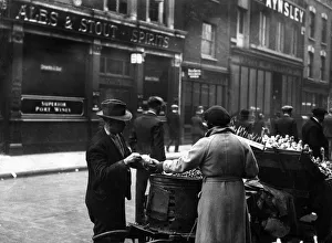 Images Dated 22nd May 2018: SELLING HOT CHESTNUTS