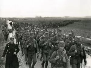 Images Dated 2nd December 2011: Serbian army marching to Mikra, near Salonika, WW1